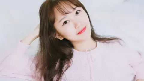 儿子被父亲检查书法